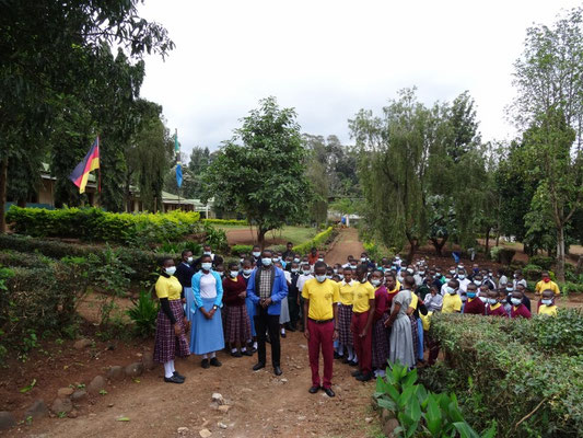 Die SchuelerInnen der Kishumundu Sec. School beim sonntaeglichen Kirchgang.
