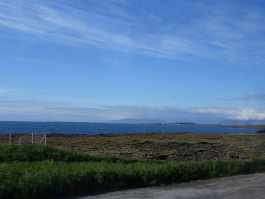 Fahrt vom Flughafen nach Reykjavik: saubere Luft und baumlose Weiten, wenn der Blick gerade nicht ohnehin über´s Meer geht. 
