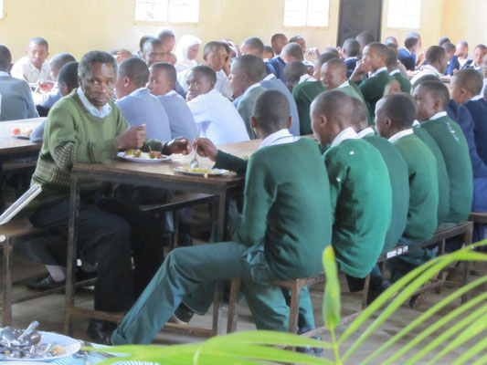 James Kiwara gönnte sich erst zuletzt ein kleines Mittagessen im Kreis seiner Schüler. Er forderte sie dabei auf, sich Nachschlag zu holen, da noch genug übrig war.