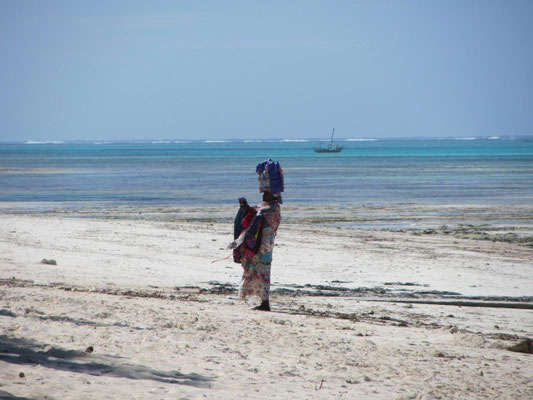 Sansibar: Eine Verkäuferin versucht ihr Glück am Strand vor dem Hotel.