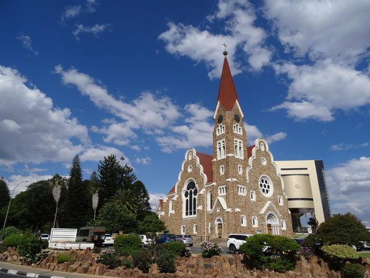 Die Christuskirche in Windhoek. Es lief gerade ein Karfreitag-Gottesdienst, aber er war bald zu Ende. Wir konnten dadurch auch einen Blick in den Innenraum werfen.