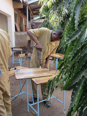 Schüler des VTC in Moshi bauen Schülertische für Schulen.