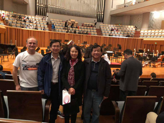 Im Konzertsaal mit meinem Freund Jidong und Freunden von ihm, u.a. die Frau des Dirigenten.