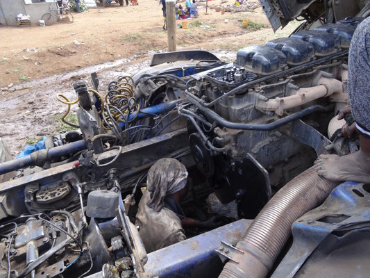 Der Mechaniker arbeitet IM Motor :-) .