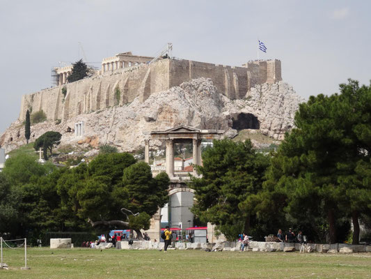 Blick vom Zeustempel auf das Hadriantor und die Akropolis.