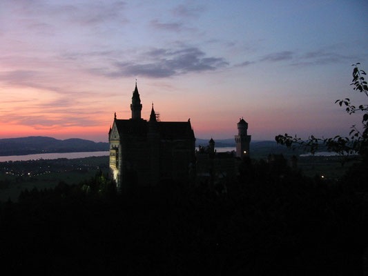 Das weltberühmte Schloss Neuschwanstein im Sonnenuntergang (2009).