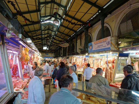 Einer der zahlreichen Verkaufsgänge im Marktgebäude.