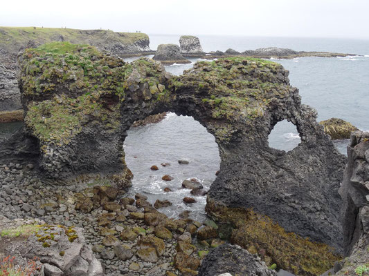 Immer wieder finden sich tolle Gesteinsformationen an der vom rauhen Klima geprägten Küste.