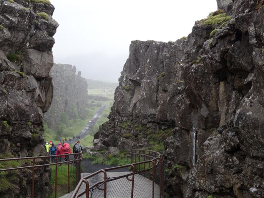 Silfra-Spalte: Hier driften die nordamerikanische und die eurasische tektonische Platte auseinander (auf das Bild klicken für Wikipedia-LINK)