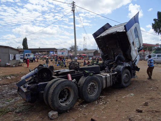 Reparatur eines Trucks am Kwasadala-Markt.