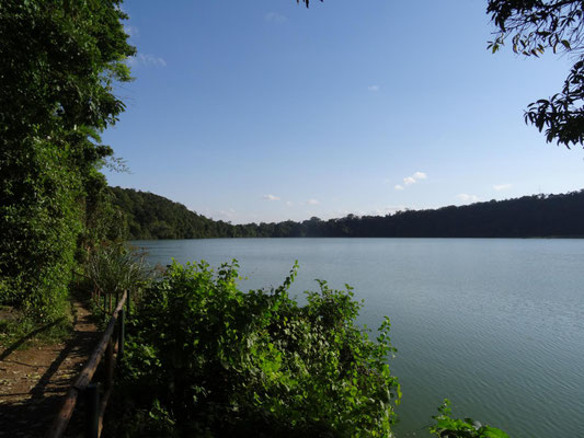 Um den See fuehrt ein ca. 6 km langer Wanderweg. Auch andere Aktivitaeten werden angeboten.