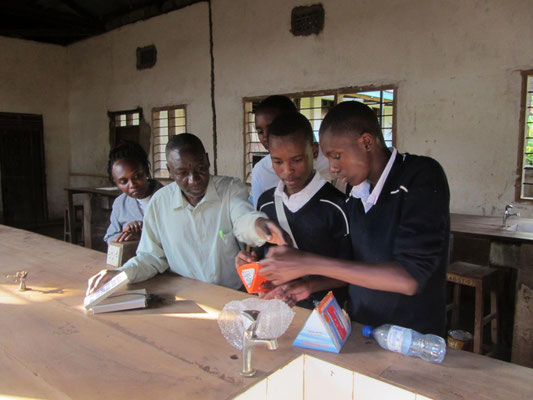 Verkauf und Übergabe der ersten Solarlampe an einen der Solarscouts des neuen Solarprojektes der Schule..