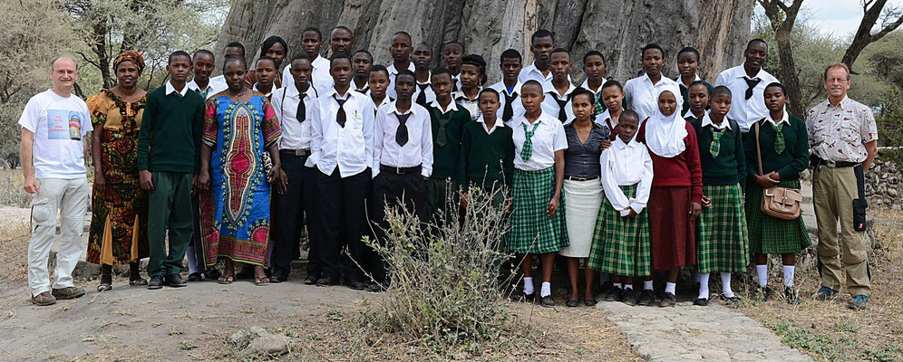 Schüler, Lehrer und Mitarbeiter der Kishumundu Secondary School mit M. Pieke und mir vor dem Besuch des Tarangire-Nationalparks. Winfried Sommer fotographiert gerade.