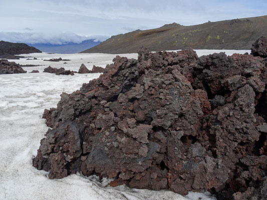 Erstarrte dickflüssige Lava im Schnee auf ca. 1.200m Höhe.