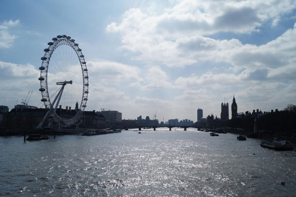 Die Themse mit London Eye, Parliament und Big Ben.