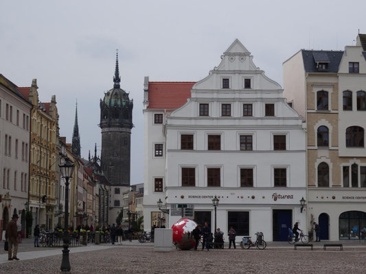 Marktplatz mit Turm der Schlosskirche.