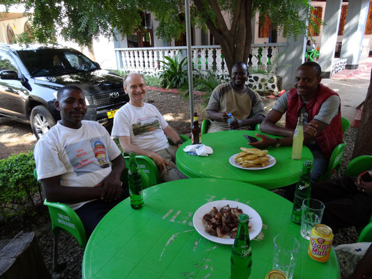 Gemeinsames Mittagessen mit den Abholern, hier mit Joseph Minde (KSS), Emanuel Soka (VTC-Informatiklehrer) und Filbert Kilawe (KSS).