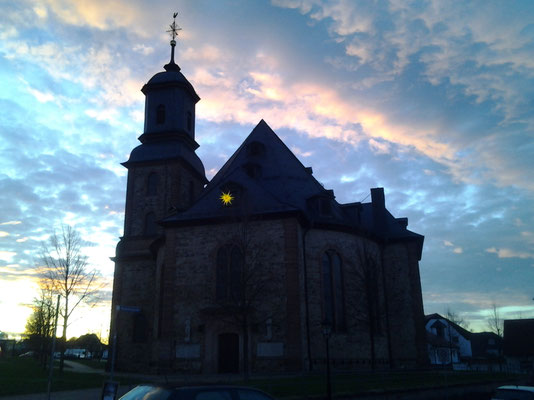 Sonnenuntergang an der evangelischen Kirche von Langenselbold.