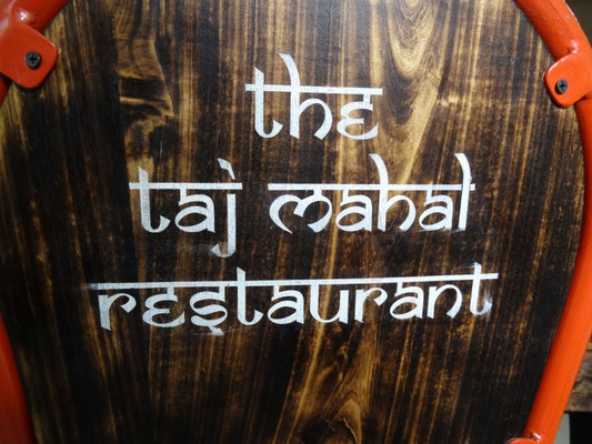 Im kleinen Restaurant Taj Mahal direkt am Eingang des Kindorokko Hotels gibt es wunderbare Teigtaschen mit leckerer Ei und Gemuesefuellung.