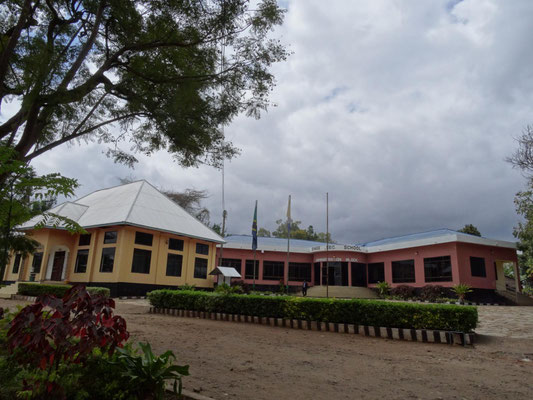 Verwaltungsgebaeude der Singe Secondary School bei Babati.