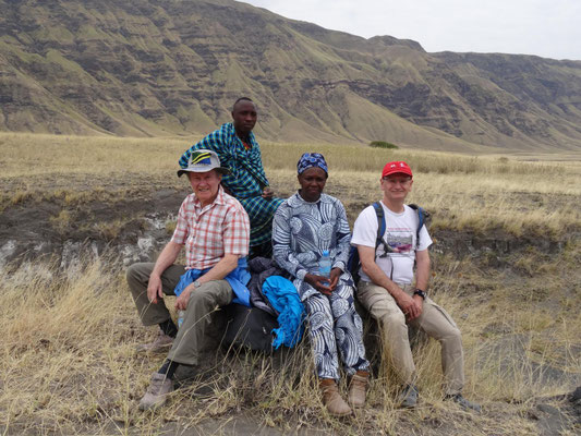 Kleine Rast am Fusse des Ol Doniyo Lengai mit Zebras in Sichtweite.