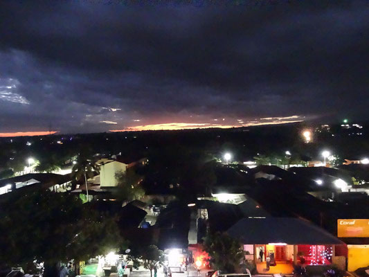 Blick über die Stadt in Richtung Arusha bei Einbruch der Nacht.