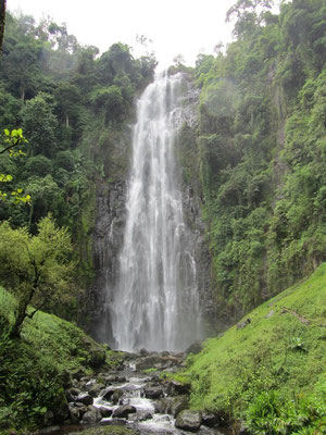 Der sehenswerte Wasserfall von Mnambe befindet sich in Wanderentfernung wenige Kilometer oberhalb der Schule.