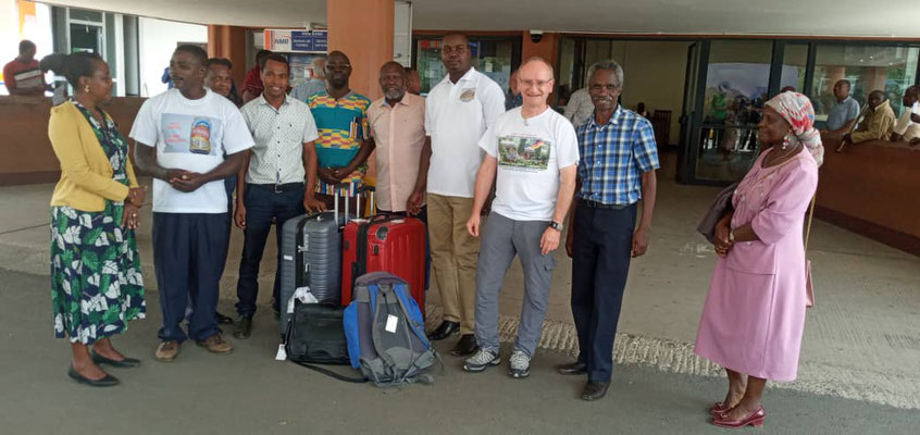 Endlich da: Empfang am Flughafen durch Freunde. Direkt links und rechts von mir der aktuelle und der ehemalige Schulleiter der Kishumundu Sec. School, Amedeus Kimath und James Kiwara.