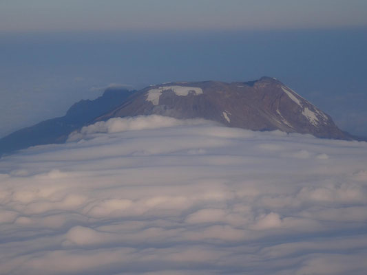 Vorbeiflug am Kibo, dem Hauptgipfel, bei ca. 7000 m Höhe.