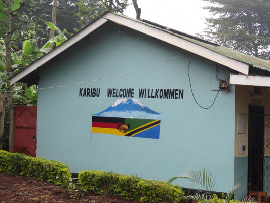 Auch in der Kishumundu Secondary School wird man als Gast herzlich begruesst.