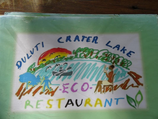 Erste Seite der Speisekarte im Restaurant am Duluti-See.