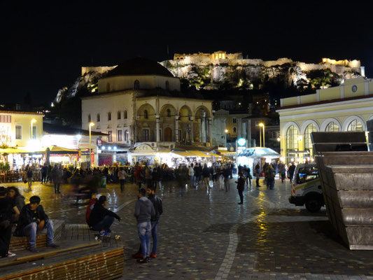 Der Monastirakiplatz im Athener Altstadtviertel Plaka ist zu jeder Tageszeit ein beliebter Treffpunkt.