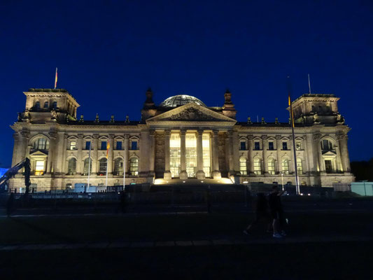 Der Berliner Reichstag in der Blauen Stunde (2022).