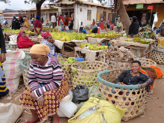 Marktfrauen auf dem Kwasadala-Markt vertreiben sich die Wartezeit auf Kunden.