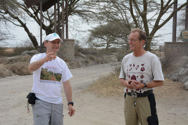 Die beiden Afrikareisenden, hier am Einfahrtstor zur Serengeti. Bild: W. Sommer