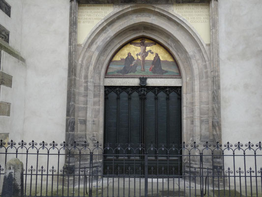 Die Tür der Schlosskirche mit den 95 Thesen von Martin Luther.