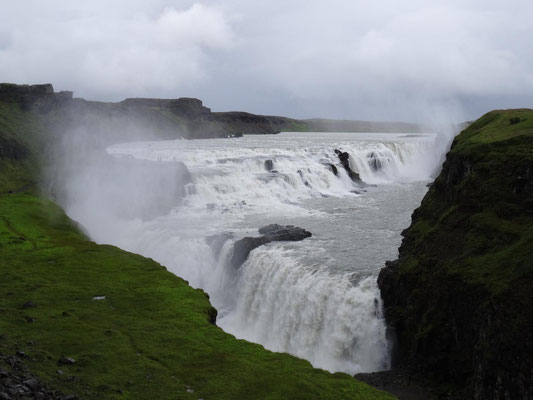 Am Wasserfall Gullvoss werden zwei unterschiedlich hohe Stufen von den Wassermassen genommen, siehe Film unten.