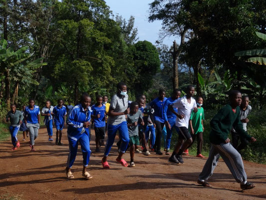 Auf dem Weg zum Fussballplatz neben der Kishumundu Primary School.
