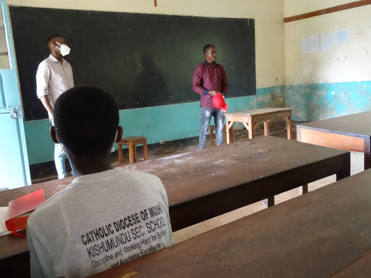 Anschliessend haben sie den Schuelern von ihren Erfahrungen an der Avdanced Level School und im Studium an ihren Universitaeten in Dar es Salaam berichtet.