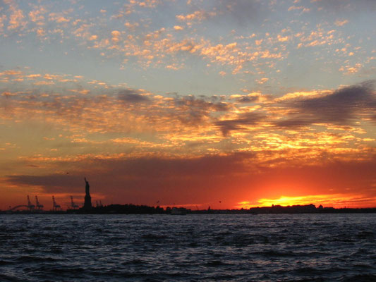 Sonnenuntergang im Battery Park in Manhattan, New York.