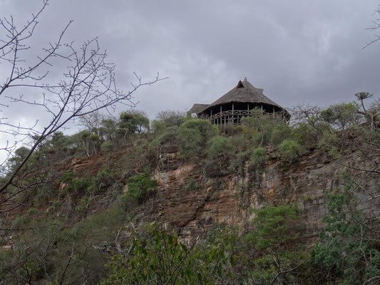 Der tansanische Aussichtspunkt liegt toll auf einen der steilen Abhaenge.