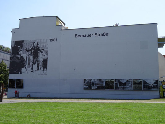 An der Bernauer Straße standen Häuser direkt an oder auf der Mauer. Sie waren Ausgangspunkte von "Republikflucht", anfangs direkt durch Fenster und später durch Tunnel.