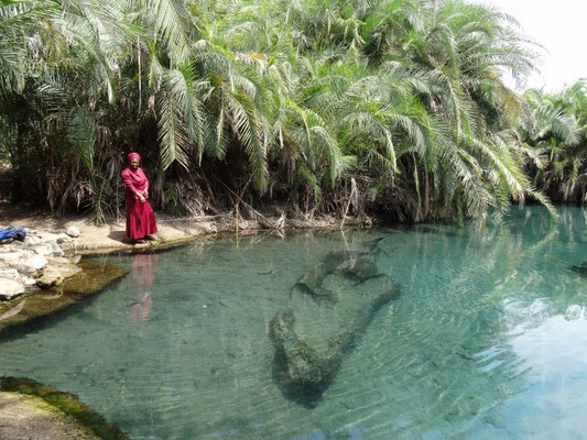 Salome Mungure am Wasser.