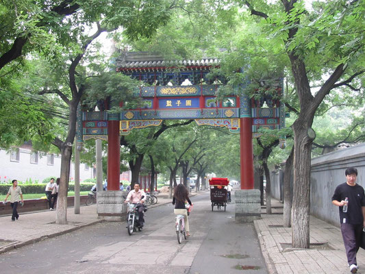 Ein typisches Strassentor vor dem Konfuziustempel in Peking (2005)