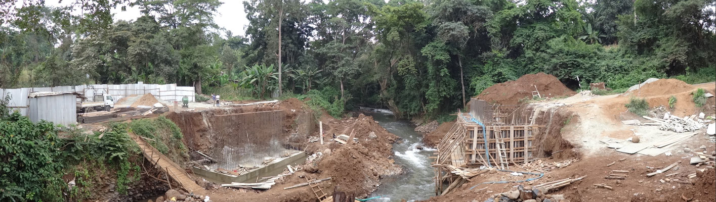 Das letzte Hochwasser zerstoerte die Bruecke zwischen Rau und Mamboleo auf der Anfahrt nach Kishumundu. Hier ist nun eine neue Bruecke im Bau. Fussgaeger und einachsige Fahrzeuge koennen die Baustelle auf einer Behelfsbruecke passieren.