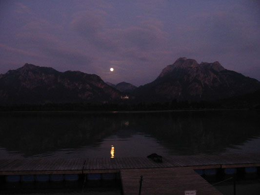 Schloss Neuschwanstein vom Opernhaus aus. Liegend auf dem Steg im Vordergrund: Dr. B. Esslinger bei der Jagd nach dem perfekten Foto!