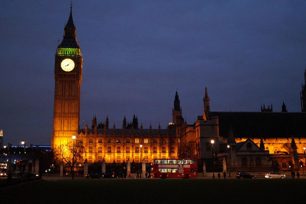 .Wahrzeichen der Stadt: Neben Big Ben natürlich die typischen roten Doppeldeckerbusse.