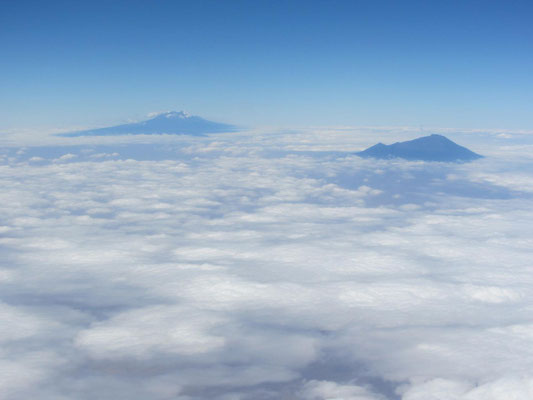 Kilimandscharo und Mt. Meru beim Anflug auf den Kilimandscharo-Flughafen.