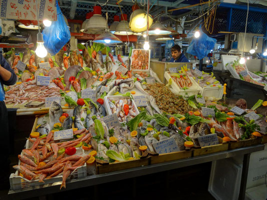 Ein prachtvoll gestalteter Fischstand.