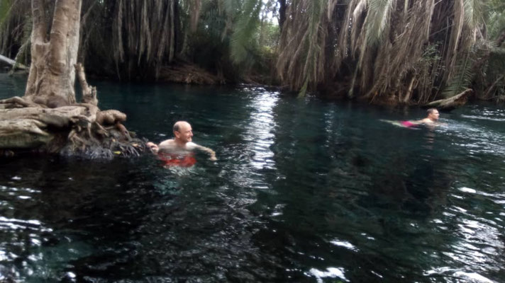 Waehrend Salome nur die Fuesse reinhaelt, ist bei mir eine Ganzkoerperanwendung faellig! Das Bad im kristallklaren, angenehm temperierten Wasser ist ein Hochgenuss.